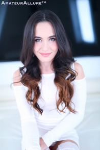 Cute Brunette Daisy Phoenix - 00