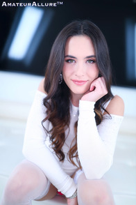 Cute Brunette Daisy Phoenix - 02